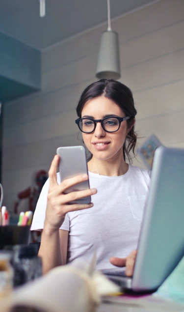 girl-on-desk-with-laptop
