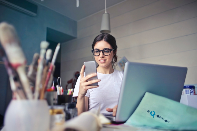 girl-on-desk-with-laptop