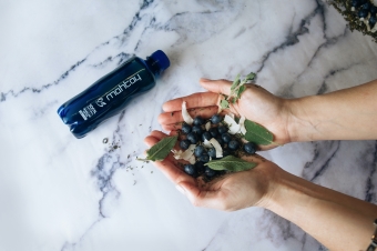 shampoo and hand with berries